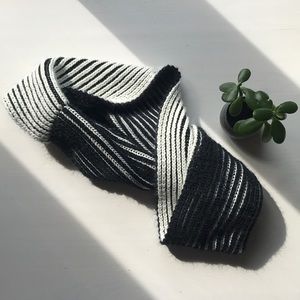 Simply Vera black & white infinity scarf